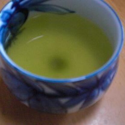 緑茶は毎日飲むので、色々試しています。
ほんの少しのお塩を入れました。
さっぱり美味しく頂きました。
ごちそうさま・・・・
（*^_^*）